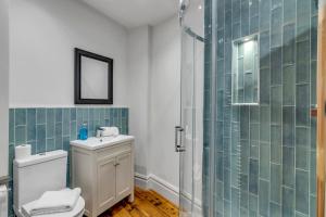 Koupelna v ubytování Modern 2 Bed Cromer Apartment, Sea Views, Wi-Fi, 2 Min to Beach + 6 fotografií
