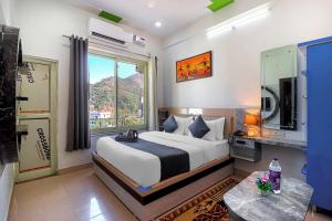 una camera da letto con un letto grande e una finestra di Divine Dev Darshan Valley a Rishikesh