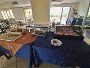 Restaurace v ubytování Hotel Rivadoro-Spiaggia ombrellone e lettini-Piscina-Parcheggio