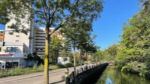 un puente sobre un río al lado de una calle en Charming studio 5 minutes from Strasbourg-Wacken, en Schiltigheim
