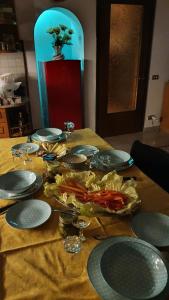un tavolo con piatti e bicchieri sopra di Casa Lorelein a Pieve di Soligo