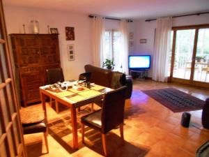 un soggiorno con tavolo, sedie e televisione di Private Villa in Sant Feliu de Guixols Costa Brava Pool Overlooking Bay a Sant Feliu de Guíxols