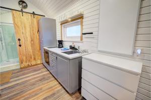 a kitchen with a sink and a counter top at Tiny House Boomhacker in Westerdeichstrich