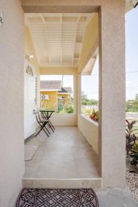 BellaRose at Colbeck ,Gated with Pool, Stylishly modern的阳台或露台