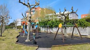 Plac zabaw dla dzieci w obiekcie Apartamentos Dunamar