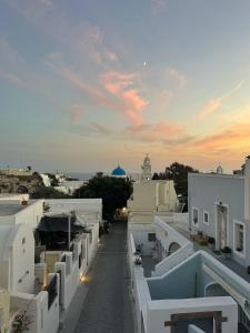 Blick auf die Dächer der Gebäude bei Sonnenuntergang in der Unterkunft Unique small stonehouse at Thira in Megalochori