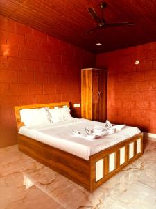 Posto letto in camera con parete di mattoni rossi. di Red Brick Resort a Mahabaleshwar Altre 5 foto