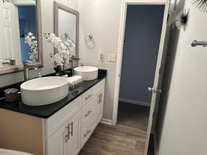 een badkamer met twee wastafels en een grote spiegel bij Cozy Stay in Hephzibah in Hephzibah +15 foto's