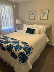 een slaapkamer met een groot bed met een blauwe en witte deken bij Cozy Stay in Hephzibah in Hephzibah