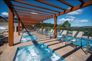 Bazén v ubytování Laghetto Resort Golden nebo v jeho okolí