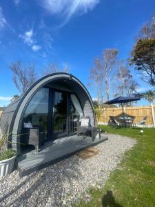 Aed väljaspool majutusasutust Tra na Mbó Glamping Pod