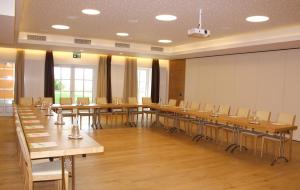 Großes Zimmer mit langen Tischen und Stühlen in der Unterkunft Mostlandhof in Purgstall