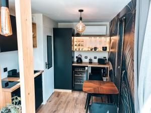 Chalet insolite - SPA - Vue Pyrénées - Brasero的厨房或小厨房