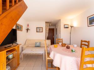 ein Wohnzimmer mit Tisch und Couch in der Unterkunft Maison mitoyenne à Locmariaquer, 4 pièces, 47m², animaux acceptés - FR-1-477-252 in Locmariaquer