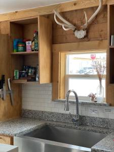 Η κουζίνα ή μικρή κουζίνα στο Cozy Timbers +19 φωτογραφίες