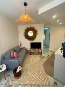 a living room with a couch and a mirror at Home4u Acogedor apartamento en Maracena in Maracena