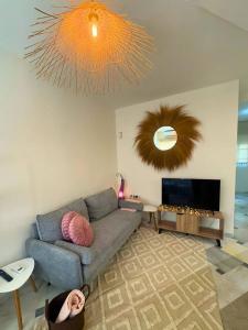 a living room with a couch and a tv at Home4u Acogedor apartamento en Maracena in Maracena