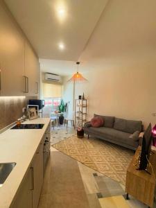 a kitchen and a living room with a couch at Home4u Acogedor apartamento en Maracena in Maracena