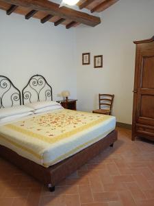 Monastero Sant'Anna in Camprena客房内的一张或多张床位