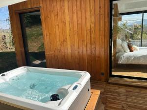 Chalet insolite - SPA - Vue Pyrénées - Brasero客房内的一张或多张床位