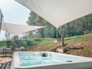 Chalet insolite - SPA - Vue Pyrénées - Brasero内部或周边的泳池