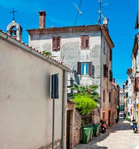 ロヴィニにあるAUGUSTINA Apartmentsのイタリア旧市街路地