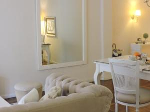 a living room with a couch and a table and a mirror at A & E Buenos Aires in Buenos Aires