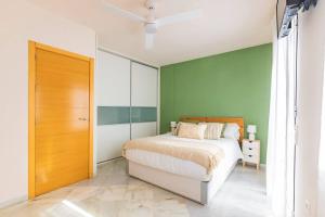ein Schlafzimmer mit einem Bett und einer Schiebetür in der Unterkunft Casa 3 plantas con patio y Solárium privados in Córdoba