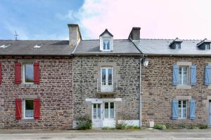 PontrieuxLa maison de pêcheur Chez Alice的一座带红色百叶窗的老砖屋