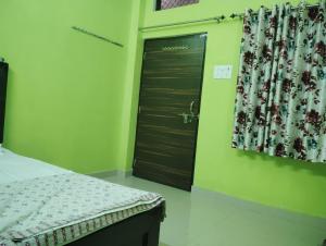 Letto o letti in una camera di "Om Sadan" Guest House Ayodhya Dhaam