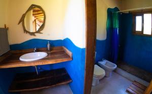 Un baño azul con lavabo e inodoro. en Centro Umepay, en Rincón de Luna