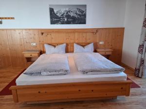 Postel nebo postele na pokoji v ubytování Gästehaus Meisl