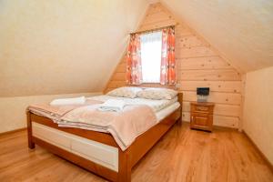 Ένα ή περισσότερα κρεβάτια σε δωμάτιο στο U Kasi i Janusza