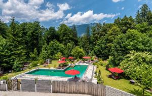 an overhead view of a swimming pool with red umbrellas at Bayern Resort Apartments in Grainau