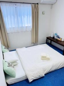 Postel nebo postele na pokoji v ubytování 絵ちゃんの家