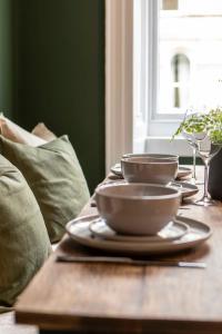 Χώρος καθιστικού στο Henrietta Quarters - Central Bath Retreat +7 φωτογραφίες