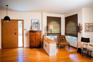 ein Wohnzimmer mit einer Couch und einem Sessel in der Unterkunft South Blue Tranquil Villa in Athen + 31 Fotos