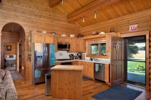 Una cocina o cocineta en Intimate Off-Grid Cabin with Fire Pit and Mountain Views in Montana