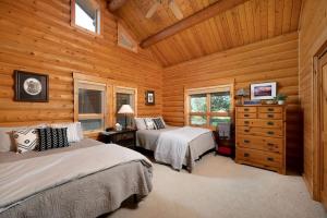 Una cama o camas en una habitación de Intimate Off-Grid Cabin with Fire Pit and Mountain Views in Montana 37 fotos más