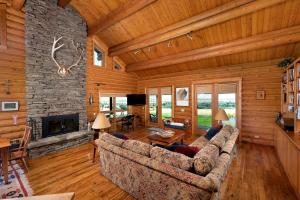 Una televisión o centro de entretenimiento en Intimate Off-Grid Cabin with Fire Pit and Mountain Views in Montana