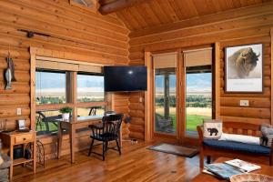 Una televisión o centro de entretenimiento en Intimate Off-Grid Cabin with Fire Pit and Mountain Views in Montana