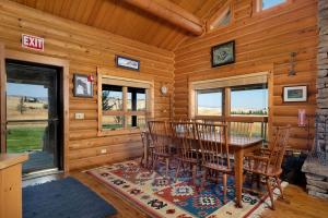 Galería fotográfica de Intimate Off-Grid Cabin with Fire Pit and Mountain Views in Montana en Cameron