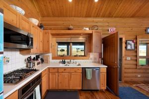 Una cocina o cocineta en Intimate Off-Grid Cabin with Fire Pit and Mountain Views in Montana