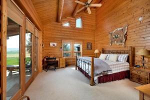 Una cama o camas en una habitación de Intimate Off-Grid Cabin with Fire Pit and Mountain Views in Montana