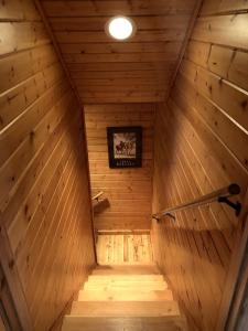 Galería fotográfica de Intimate Off-Grid Cabin with Fire Pit and Mountain Views in Montana en Cameron