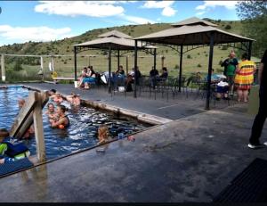 La alberca dentro o cerca de Intimate Off-Grid Cabin with Fire Pit and Mountain Views in Montana