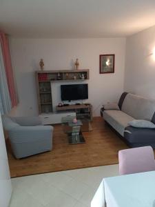 un soggiorno con due divani e una TV a schermo piatto di Apartments Ivan & Ana a Korčula