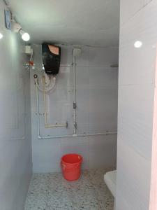 Ένα μπάνιο στο Adb's Arangan Kuzhaam Family Rooms