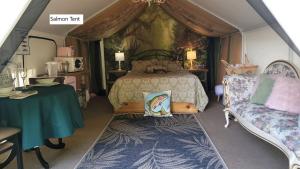 Posezení v ubytování Olympic National Forest Glamping Village for the Ultimate Northwest Outdoor Adventure