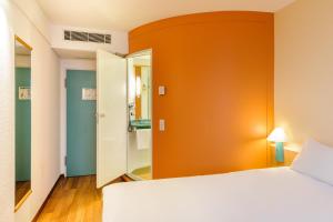 Postel nebo postele na pokoji v ubytování ibis Berlin Dreilinden
